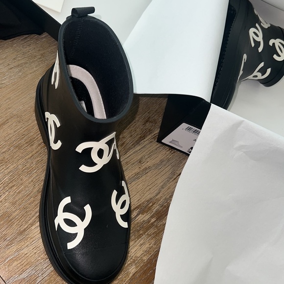 Chanel rain boots - Picture 9 of 13